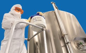 Científico preparando medios de cultivo para ser utilizados en la prueba de simulación de procesos asépticos
