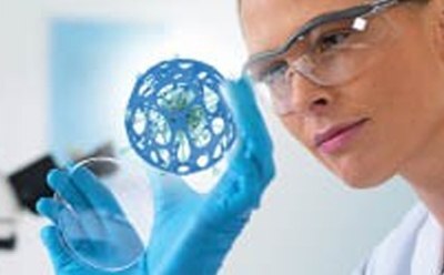 Cient&iacute;fico que utiliza herramientas de biolog&iacute;a qu&iacute;mica en un laboratorio de investigaci&oacute;n