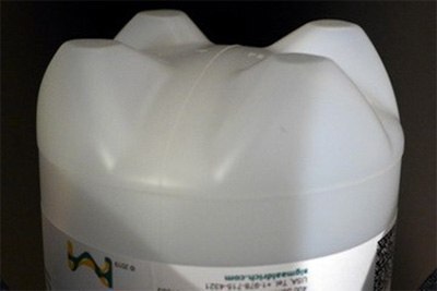 Estable bajo presión: botella de HDPE con una base especial Estable bajo presión: botella de HDPE con una base especial