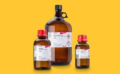 Tres botellas de vidrio Sigma-Aldrich® sobre fondo amarillo. Tres botellas de vidrio Sigma-Aldrich® sobre fondo amarillo.