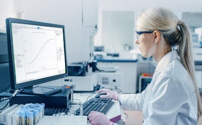 Imagen de un cient&iacute;fico utilizando el software Belysa® de ajuste de curvas de inmunoan&aacute;lisis, disponible para analizar datos de las plataformas Luminex® xMAP® (instrumentos xMAP® INTELLIFLEX, Luminex® 200™, FLEXMAP 3D®, MAGPIX®) y el analizador ultrasensible SMCxPRO®.