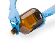 Pouring aid for use with 1L and 2.5L glass bottles with S40 thread, for single-use